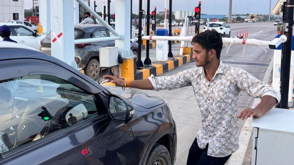 ১ এপ্রিল থেকে টোল প্লাজায় নগদ টাকা লেনদেন বন্ধ, নয়া নিয়ম কী? ১ এপ্রিল থেকে টোল প্লাজায় নগদ টাকা লেনদেন বন্ধ, নয়া নিয়ম কী?