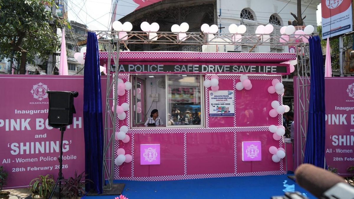 পোশাকবদল থেকে বাড়িতে ফোন, মহিলাদের জন্য কলকাতার কোথায় কোথায় পিঙ্ক বুথ?