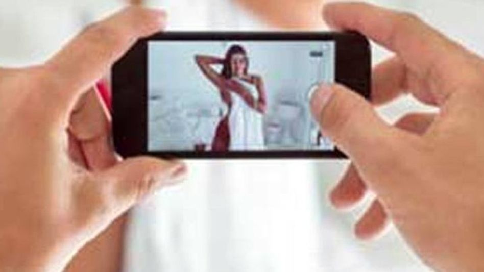 ব্যক্তিগত ছবি দিয়ে ব্ল্যাকমেইল? রুখতে জানুন সরকারি সুরক্ষা মন্ত্র ব্যক্তিগত ছবি দিয়ে ব্ল্যাকমেইল? রুখতে জানুন সরকারি সুরক্ষা মন্ত্র