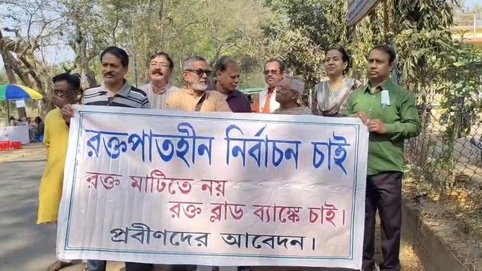 পথে নামলেন শান্তিনিকেতনের প্রবীণরা