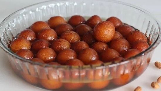 উৎসবের মরশুমে বাড়িতেই বানিয়ে নিন সুস্বাদু গুলাবজামুন