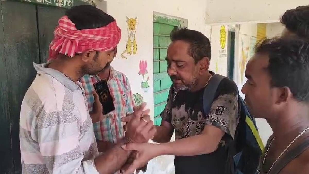 নানুরে স্কুলের শৌচালয়ে মদ্যপান হেডমাস্টারের, অভিযুক্তকে আটকে রেখে বিক্ষোভ