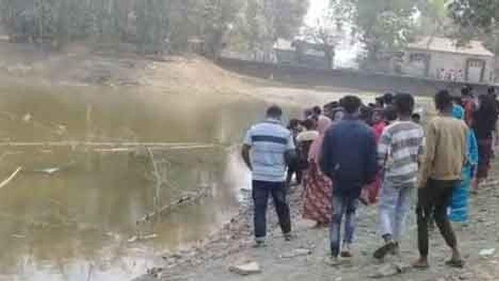 প্রধানের পুকুরের নীচ থেকে উদ্ধার লুকনো দুটি টোটো, বড় অপরাধের ইঙ্গিত?