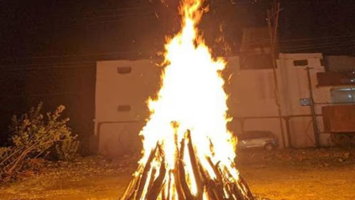 দোলের আগে বাংলায় 'ন্যাড়াপোড়া' বা 'বুড়ির ঘর' পোড়ানো হয় কেন? নেপথ্যের কারণ জানুন