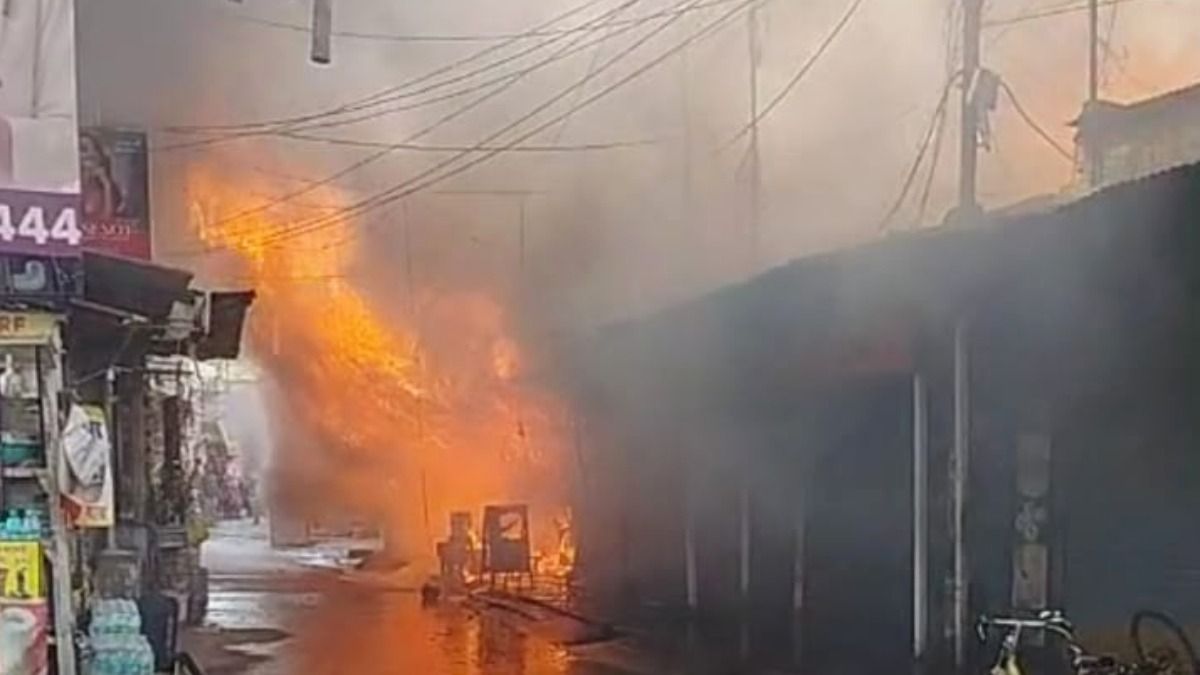 মধ্যমগ্রাম স্টেশনের পাশেই বিধ্বংসী অগ্নিকাণ্ড