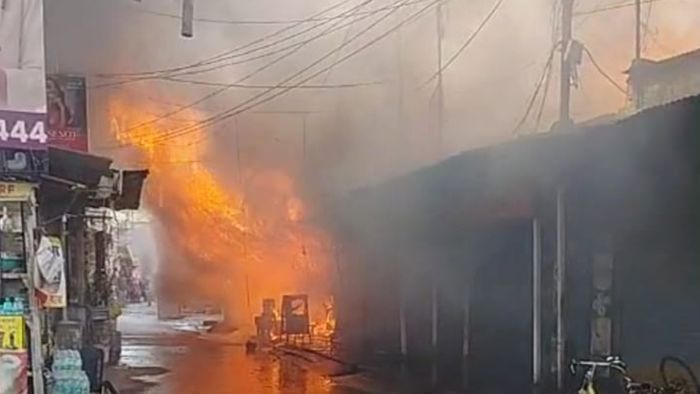 মধ্যমগ্রাম স্টেশনের পাশেই বিধ্বংসী অগ্নিকাণ্ড