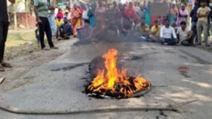 SIR-লিস্টে নাম বাদ, বহু নাম 'বিচারাধীন', বিক্ষোভে উত্তাল তুফানগঞ্জ; টায়ার জ্বালিয়ে অবরোধ