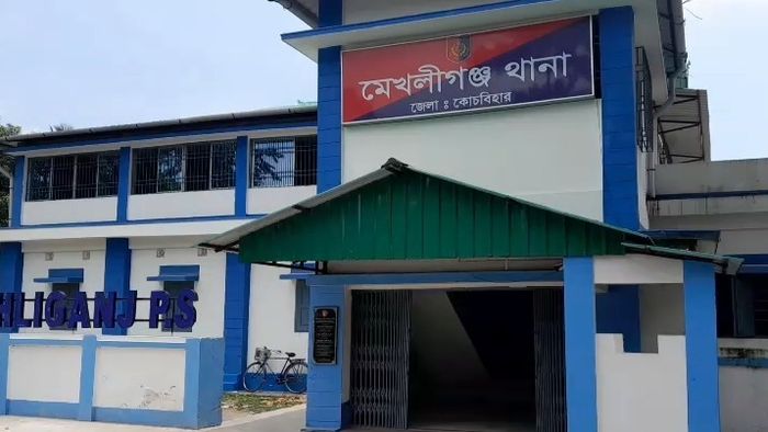 চ্যাংরাবান্ধায় গোষ্ঠী সংঘর্ষে উত্তেজনা, পুলিশের গাড়ি ভাঙচুর, গ্রেফতার একাধিক