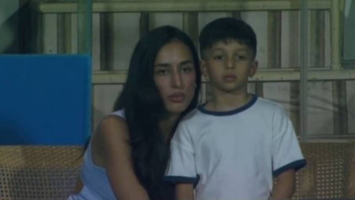 হার্দিক আউট হতেই মেজাজ হারাল আগস্থ, শান্ত করলেন প্রেমিকা মাহিকা, VIRAL