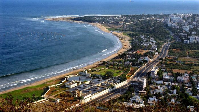 পাহাড় না সমুদ্র; এই সহজ প্রশ্নটি অনেক সময় মানুষের মানসিকতার একটি মজার দিক তুলে ধরে।