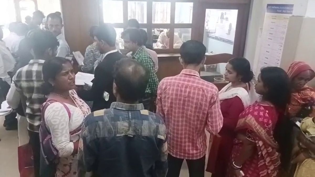 ঘটনাকে ঘিরে রবিবার মালদা শহরের কালেক্টরেট চত্বরে তৈরি হয় চাঞ্চল্য।