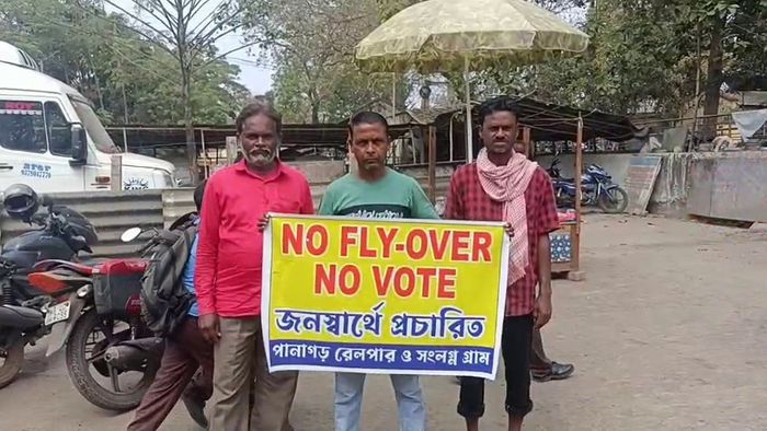 পানাগড়ে 'নো ফ্লাইওভার, নো ভোট' পোস্টার