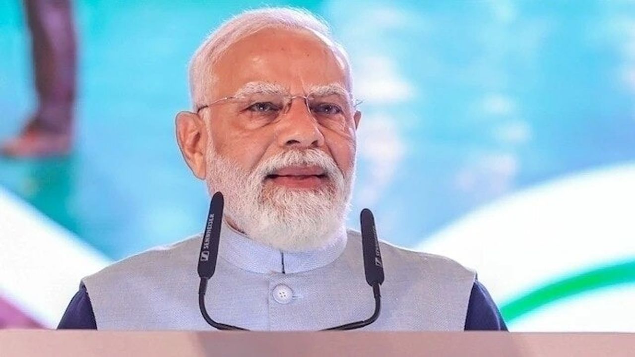জ্বালানির জ্বালায় সাধারণ মানুষ জেরবার, ‘ভারতের শক্তি বাড়ছে’ মোদীর টুইট ঘিরে বিতর্ক জ্বালানির জ্বালায় সাধারণ মানুষ জেরবার, ‘ভারতের শক্তি বাড়ছে’ মোদীর টুইট ঘিরে বিতর্ক