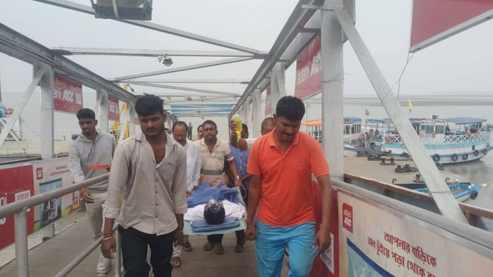 হাসপাতালে নিয়ে যাওয়া হচ্ছে গুলিবিদ্ধ বিজেপি কর্মীকে।-ফাইল ছবি