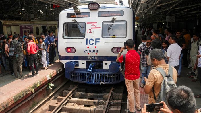 শিয়ালদায় নতুন এসি লোকাল ট্রেন -- পিটিআই