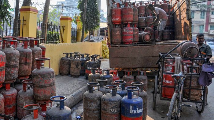 LPG Supply Problem: রান্নার গ্যাস নিয়ে পরিস্থিতি ক্রমেই উদ্বেগের দিকে এগোচ্ছে।