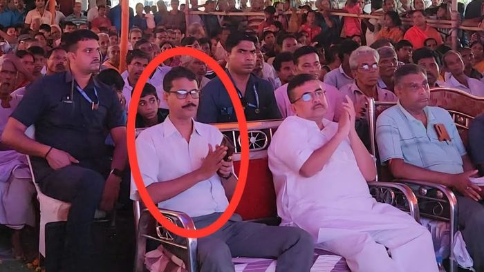 শুভেন্দু অধিকারীর পাশে প্রলয় পাল (তৃণমূলের পোস্ট করা ছবি)