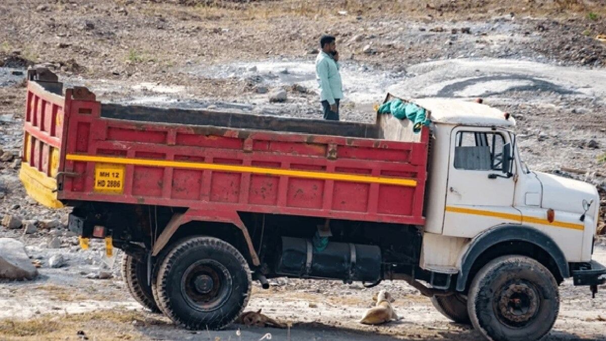 শিলিগুড়িতে ডাম্পার থেকে তোলা আদায়ের চেষ্টা, না দেওয়ায় ভাঙচুরের অভিযোগ