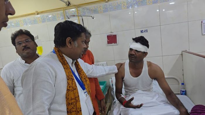 আহত কর্মী-সমর্থকদের দেখা করতে গেলেন সুকান্ত মজুমদার।-ফাইল ছবি