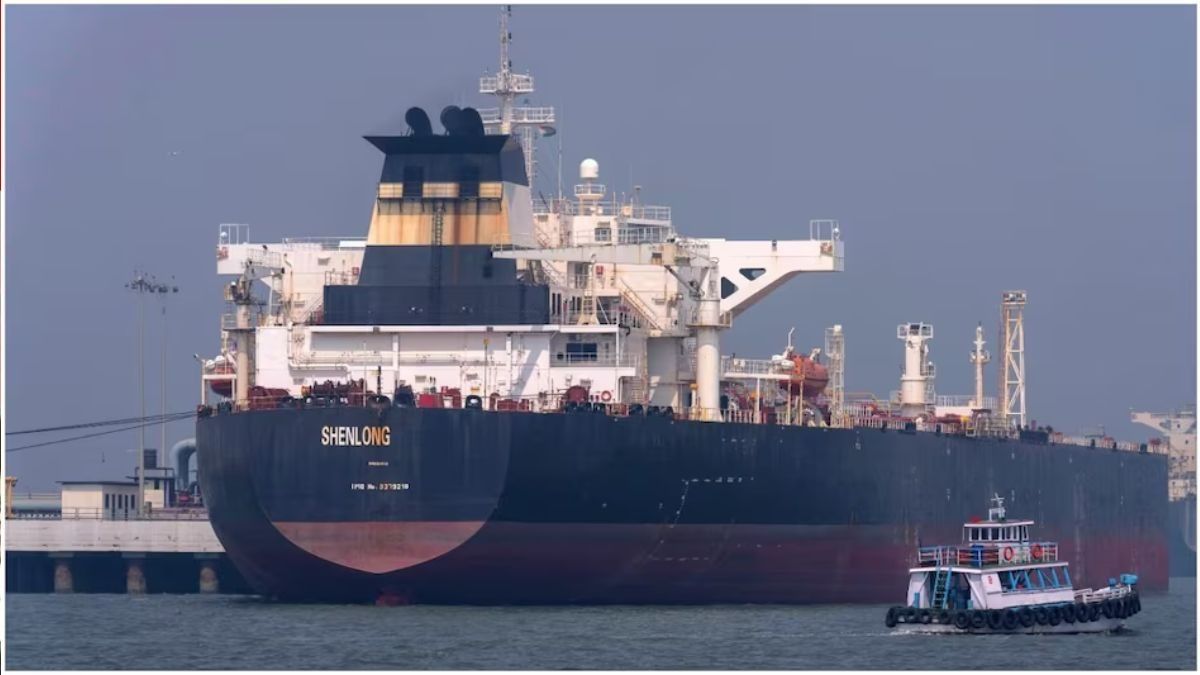 বিশ্বের মোট তেল ও গ্যাস পরিবহণের বড় অংশই এই সরু প্রণালী দিয়ে যাতায়াত করে। 