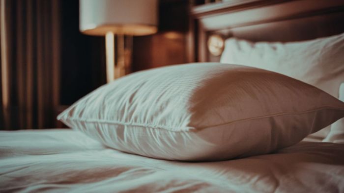 বালিশ হলুদ হওয়ার প্রধান কারণ হলো ঘুমানোর সময় আমাদের শরীর থেকে যে প্রাকৃতিক তেল নির্গত হয়।