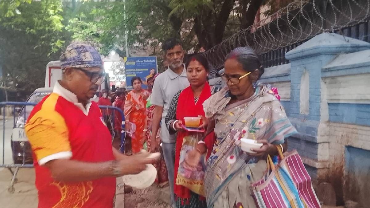 LPG সঙ্কটে রোগী পরিজনদের খাওয়াতে পারছেন না 'হসপিটাল ম্যান', কবে থেকে স্বাভাবিক পরিষেবা?