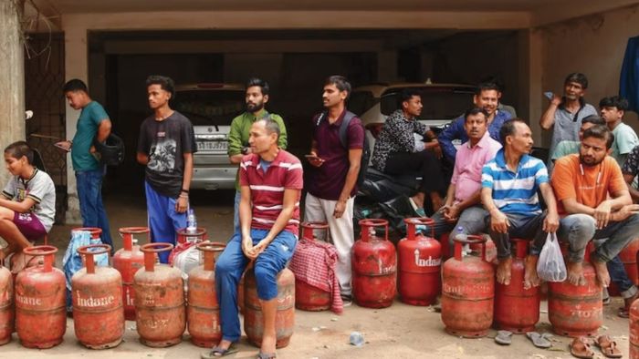 WhatsApp-এ Text ও Call করেই বুকিং করা যাবে LPG সিলিন্ডার