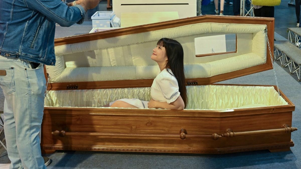 মৃত্যুর পরে কেমন অনুভূতি হয়! শুয়ে সেই স্বাদ নিতে এখানে আসেন পর্যটকরা, কোথায়?