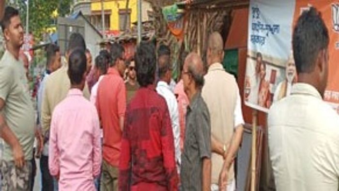 ময়নাগুড়িতে প্রার্থী বদলের দাবিতে জেলা সভাপতিকে তালাবন্দি করে বিক্ষোভ বিজেপি কর্মীদের