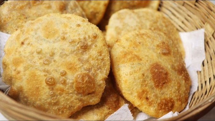 গরম গরম হিঙের কচুরি