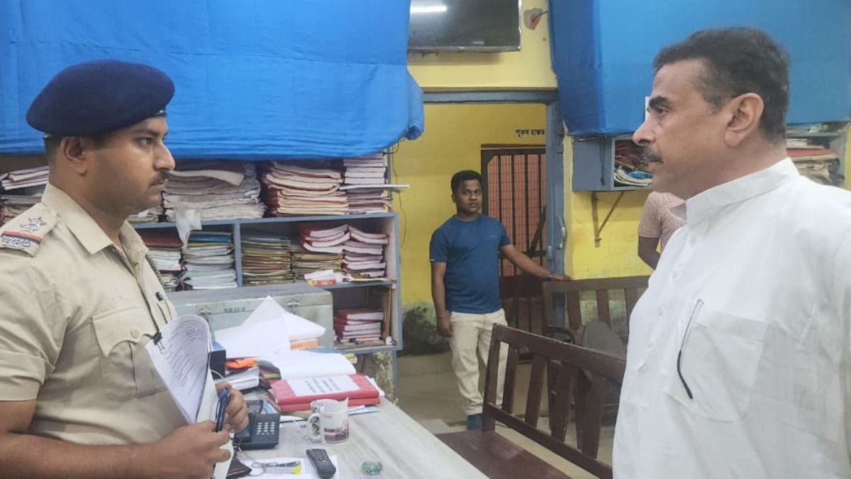 মহিষাদল থানায় শুভেন্দু অধিকারী।-ফাইল ছবি