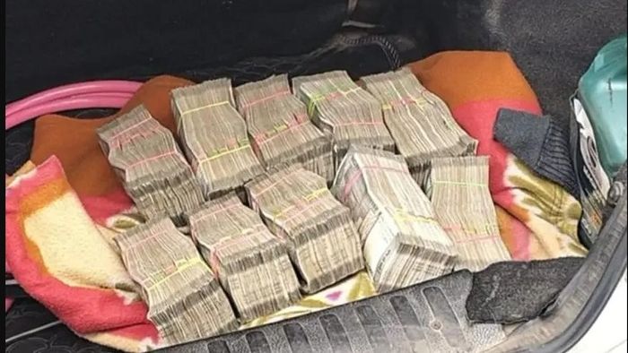 নিউটাউন থেকে উদ্ধার লক্ষাধিক টাকা