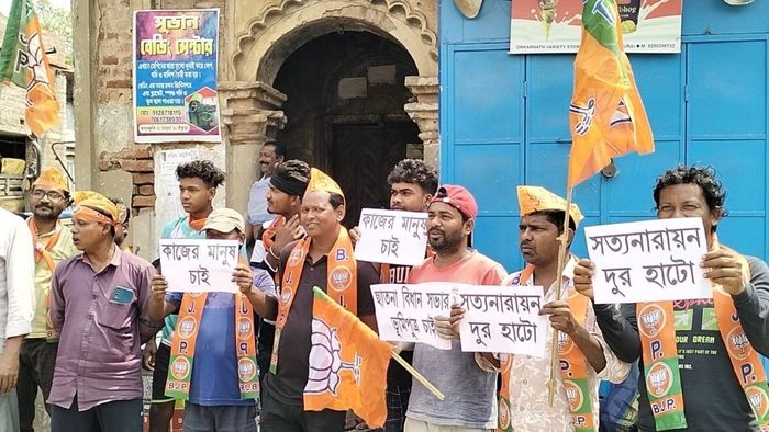 বিজেপিতে ‘ভূমিপুত্র’ বিতর্কে তীব্র অসন্তোষ! ছাতনায় রাস্তায় নামলেন কর্মীরা।