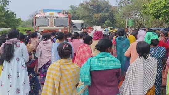 ফাঁসিদেওয়ায় TMC-র প্রার্থী বদলের দাবিতে জাতীয় সড়ক অবরোধ, আদিবাসী চা শ্রমিকদের