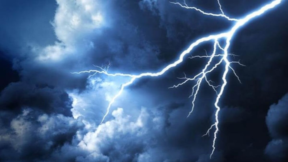 চৈত্রেই কালবৈশাখীর ভ্রুকুটি, উত্তরে বৃষ্টির দাপট বাড়বে, বইতে পারে ঝোড়ো হাওয়া