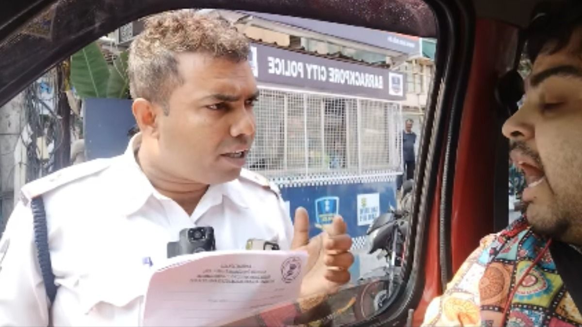অরিত্র দত্ত বণিকের সঙ্গে পুলিশের বচসা।-সংগৃহীত ছবি
