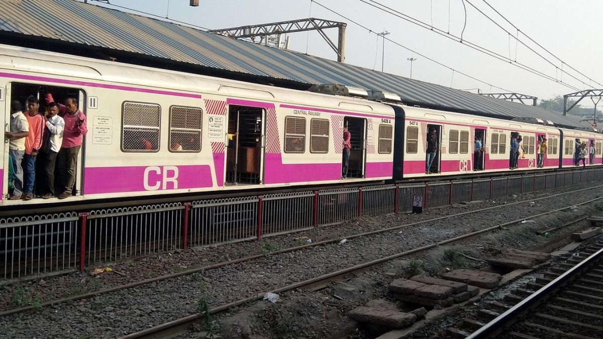ট্রেনে খাবারের প্যাকেট, ময়লা ফেললেই ৫০০ টাকা জরিমানা, যাত্রীদের সতর্ক করল রেল