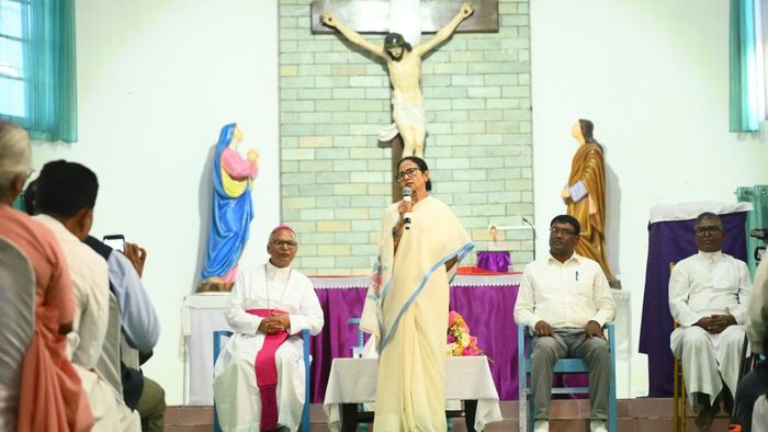 কেন উত্তরবঙ্গে চার্চে গেলেন মমতা?