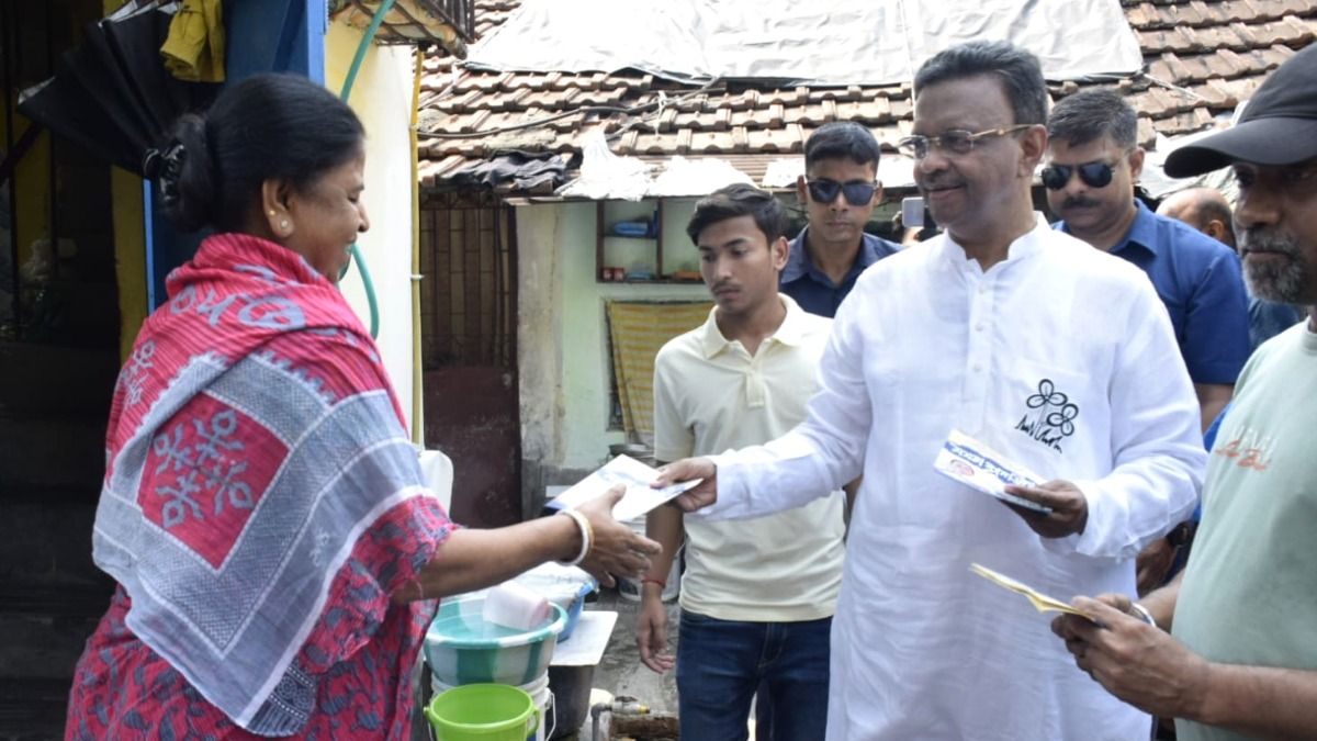 চেতলায় প্রচারে ফিরহাদ হাকিম।-ফাইল ছবি