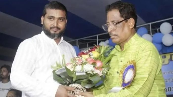 বা দিকে বহিষ্কৃত তৃণমূল নেতা শাহ আলম