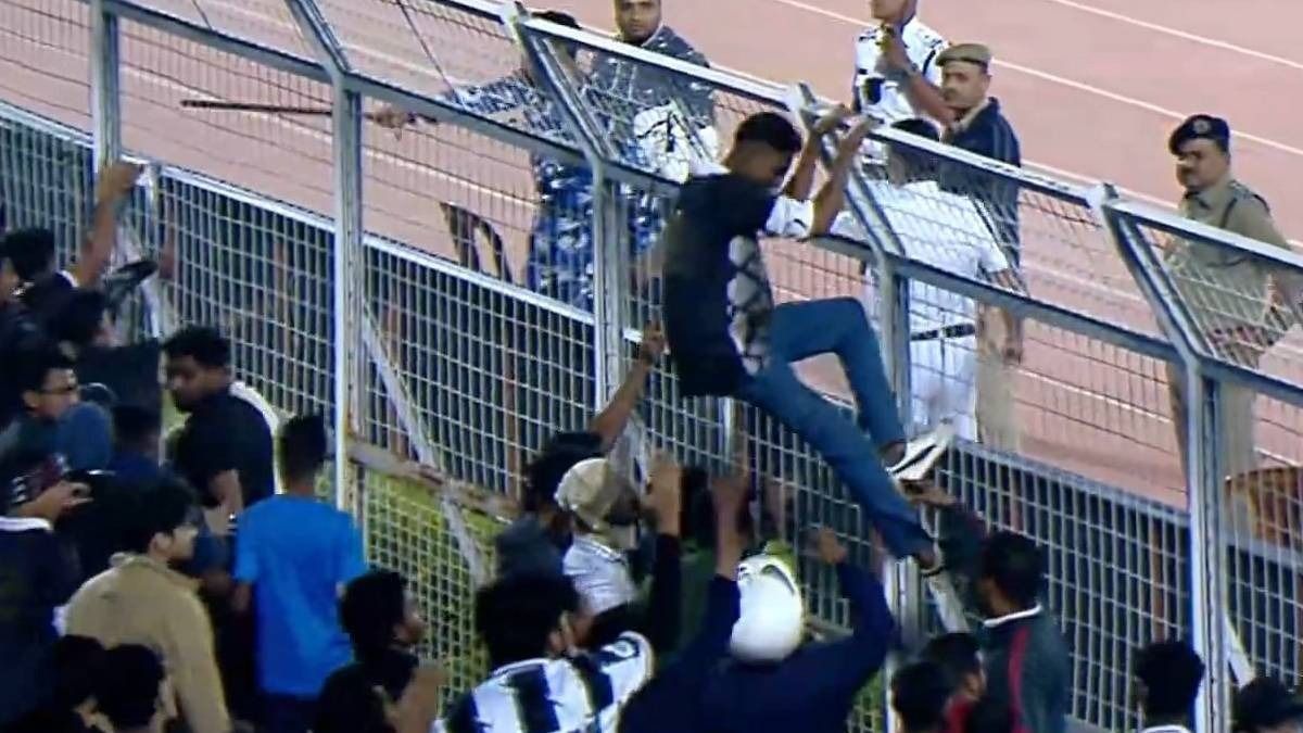 ফের যুবভারতীর চেয়ার ভাঙার অভিযোগ, মহমেডানকে বড় অঙ্কের জরিমানা