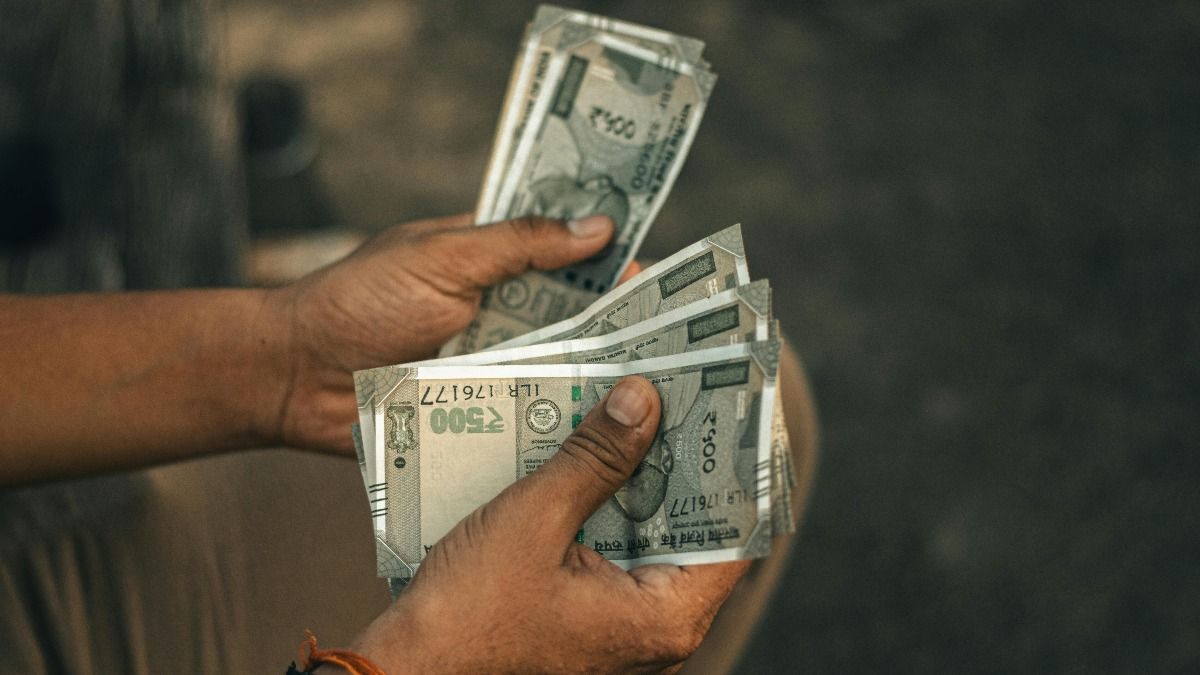 টাকা কিছুতেই জমে না