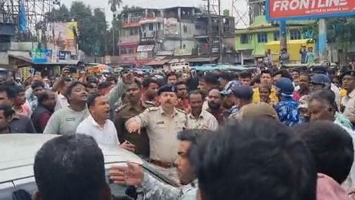 তোর্ষা সেতুতে তৃণমূল-বিজেপি ধুন্ধুমার, দেবের রোড শো-এর আগে রণক্ষেত্র ঘুঘুমারি