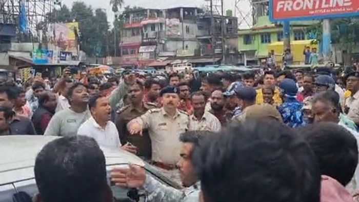 তোর্ষা সেতুতে তৃণমূল-বিজেপি ধুন্ধুমার, দেবের রোড শো-এর আগে রণক্ষেত্র ঘুঘুমারি