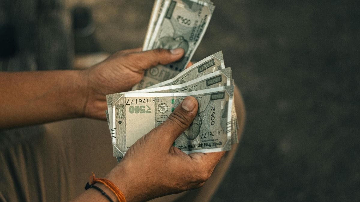 টাকা কিছুতেই জমে না