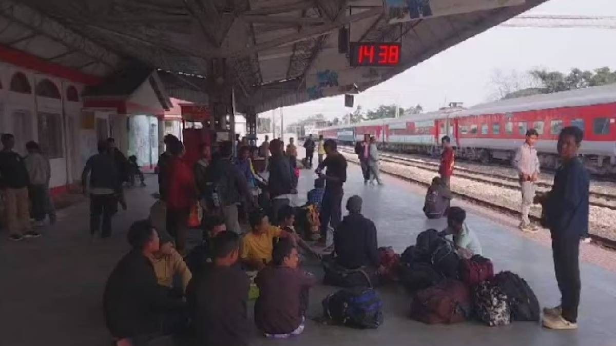 নাম কেটে যাওয়ার ভয়ে বাংলায় ফিরছেন শ্রমিকেরা