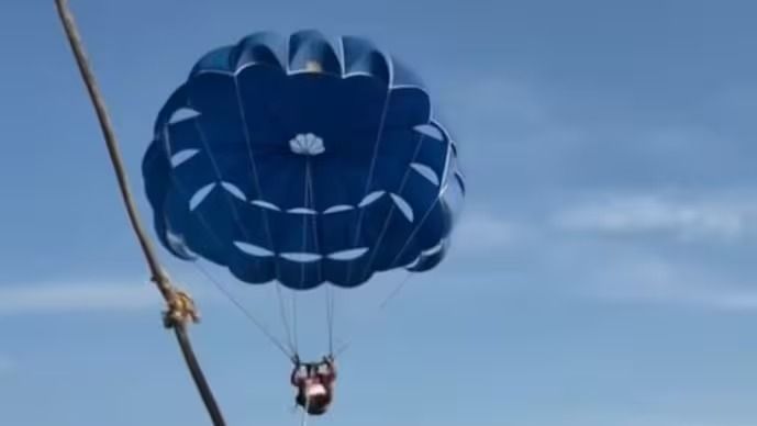 গোয়ায় প্যারাসেলিং করতে গিয়ে ছিঁড়ে গেল, সমুদ্র পড়লেন পর্যটক, তারপর... VIRAL VIDEO