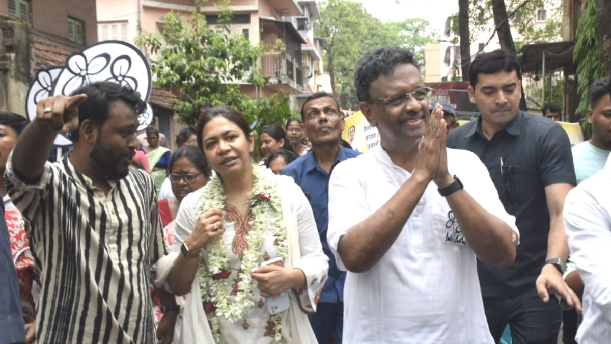 প্রচারে ফিরহাদ হাকিম।-ফাইল ছবি