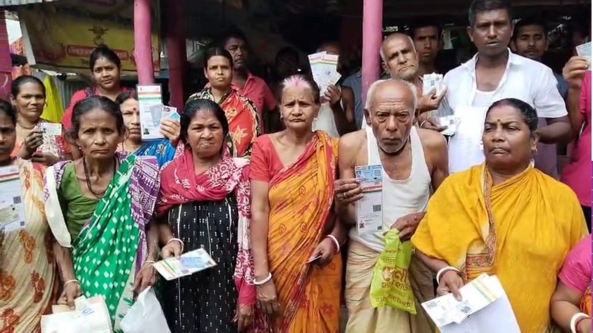 স্থানীয়দের অভিযোগ, তাঁরা সকলেই যা-যা নথি চাওয়া হয়েছিল, তা জমা দিয়েছিলেন।