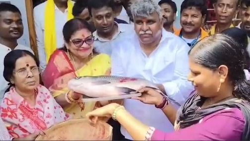 মাছ নিয়ে মনোনয়ম জমা দিতে গেলেন জিতেন্দ্র তিওয়ারি